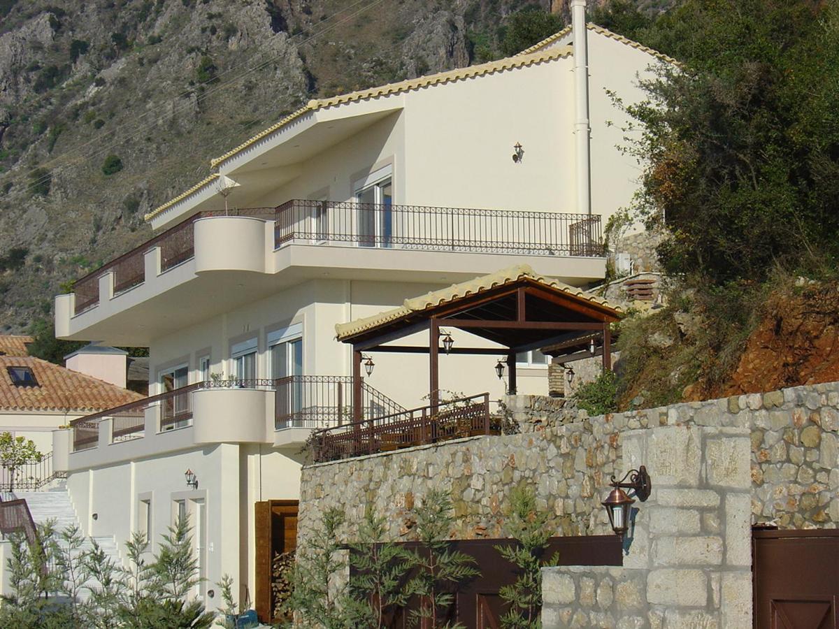 Verga First Floor Apartment Exterior photo
